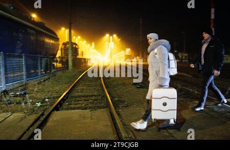 Dorohusk, Polonia. 24 novembre 2023. La presidente del Senato Stephanie D'Hose, nella foto, nella stazione ferroviaria di Dorohusk, in Polonia, vicino al confine polacco-ucraino, sulla strada per Kiev, Ucraina, venerdì 24 novembre 2023. La presidente della camera Tillieux e la presidente del Senato D'Hhose arriveranno nella capitale Ucraina Kiev sabato per partecipare a una cerimonia per commemorare l'Holodomor. BELGA PHOTO BENOIT DOPPAGNE Credit: Belga News Agency/Alamy Live News Foto Stock