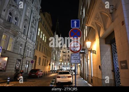 Cartello di divieto stradale in via Jachymova che collega via Maiselova e via Parizska a Praga, Repubblica Ceca, 24 novembre 2023. Il municipio del distretto di Praga 1 ha installato ieri dei cartelli che vietano alle auto di entrare in gran parte del quartiere storico della città vecchia tra le 22:00 e le 6:00 con l'obiettivo di limitare il rumore che disturba i residenti locali di notte. Il sindaco di Praga Bohuslav Svoboda avrà invalidato i nuovi cartelli che vietano l'ingresso delle auto in parti della città Vecchia e il divieto, imposto dall'autorità locale, esaminato dal dipartimento del traffico del Municipio, ha detto dopo un meeti Foto Stock