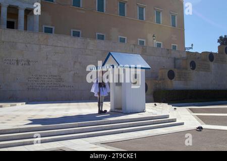Le guardie presidenziali presso la Tomba del Milite Ignoto in Piazza Syntagma, Atene, Grecia. Foto Stock