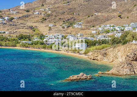 Vista panoramica sul villaggio di Livadi e sulla spiaggia di Livadakia, Serifos Foto Stock
