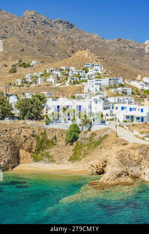 Una piccola spiaggia di sabbia vicino al villaggio di Livadi, Serifos Foto Stock