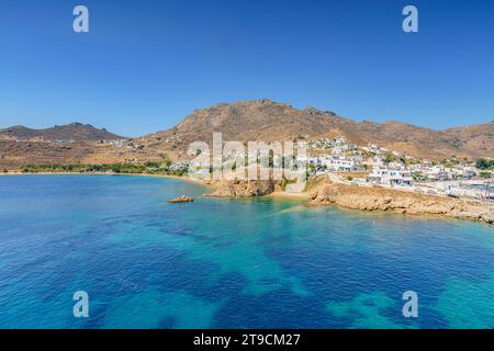 Vista panoramica sul villaggio di Livadi e sulla spiaggia di Livadakia, Serifos Foto Stock