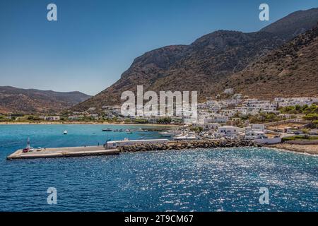 Vista del porto e del villaggio di Kamares, Sifnos Foto Stock