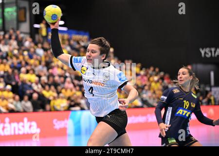 La tedesca Alina Grijseels ha med bollen, i e sullo sfondo la svedese Anna Lagerquist durante una partita amichevole di pallamano femminile tra Svezia e Germania alla Ystad Arena. Foto: Johan Nilsson / TT / code 50090 Foto Stock