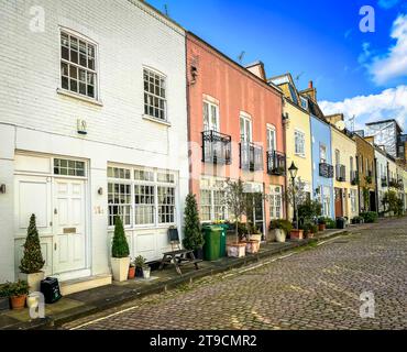 Inghilterra, Regno Unito, 17 aprile 2023, veduta di Ennismore Mews nel Royal Borough di Kensington e Chelsea Foto Stock