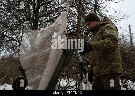 Kupyansk, Oblast' di Charkiv, Ucraina. 24 novembre 2023. I soldati ucraini coprono un mortaio con tende velate dopo aver completato una missione di fuoco. I soldati ucraini della 57a Brigata motorizzata separata sparano un mortaio da 120 mm contro le forze russe a 4-5 km di distanza. (Immagine di credito: © Madeleine Kelly/ZUMA Press Wire) SOLO USO EDITORIALE! Non per USO commerciale! Crediti: ZUMA Press, Inc./Alamy Live News Foto Stock