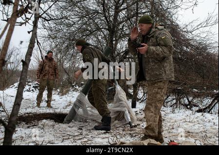 Kupyansk, Oblast' di Charkiv, Ucraina. 24 novembre 2023. I soldati prendono copertura dopo aver caricato un mortaio, preparando il fuoco. I soldati ucraini della 57a Brigata motorizzata separata sparano un mortaio da 120 mm contro le forze russe a 4-5 km di distanza. (Immagine di credito: © Madeleine Kelly/ZUMA Press Wire) SOLO USO EDITORIALE! Non per USO commerciale! Crediti: ZUMA Press, Inc./Alamy Live News Foto Stock