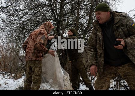 Kupyansk, Oblast' di Charkiv, Ucraina. 24 novembre 2023. I soldati rimuovono le coperture da un mortaio in preparazione al fuoco. I soldati ucraini della 57a Brigata motorizzata separata sparano un mortaio da 120 mm contro le forze russe a 4-5 km di distanza. (Immagine di credito: © Madeleine Kelly/ZUMA Press Wire) SOLO USO EDITORIALE! Non per USO commerciale! Crediti: ZUMA Press, Inc./Alamy Live News Foto Stock