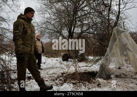 Kupyansk, Oblast' di Charkiv, Ucraina. 24 novembre 2023. Un soldato aspetta l'ordine di sparare un mortaio mentre un anziano civile osserva. I soldati ucraini della 57a Brigata motorizzata separata sparano un mortaio da 120 mm contro le forze russe a 4-5 km di distanza. (Immagine di credito: © Madeleine Kelly/ZUMA Press Wire) SOLO USO EDITORIALE! Non per USO commerciale! Crediti: ZUMA Press, Inc./Alamy Live News Foto Stock