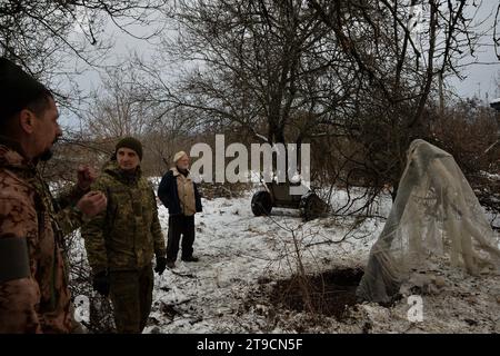 Kupyansk, Oblast' di Charkiv, Ucraina. 24 novembre 2023. I soldati ucraini attendono l'ordine di sparare un mortaio come un anziano osservatore civile. I soldati ucraini della 57a Brigata motorizzata separata sparano un mortaio da 120 mm contro le forze russe a 4-5 km di distanza. (Immagine di credito: © Madeleine Kelly/ZUMA Press Wire) SOLO USO EDITORIALE! Non per USO commerciale! Crediti: ZUMA Press, Inc./Alamy Live News Foto Stock