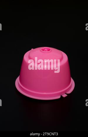 Capsula di caffè rosa riutilizzabile, sostenibile ed elegante. Un'alternativa ecologica per la tua birra quotidiana. Migliora il tuo gioco del caffè con stile. Foto Stock