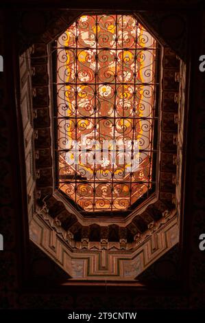 Vivace opera d'arte a mosaico di Marrakech Foto Stock