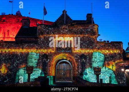 Proiezioni all'evento Castle of Light: Magic and Mystery al Castello di Edimburgo mentre lo spettacolo dopo il tramonto torna a trasformare lo skyline della città per un quarto anno. Data immagine: Venerdì 24 novembre 2023. Foto Stock