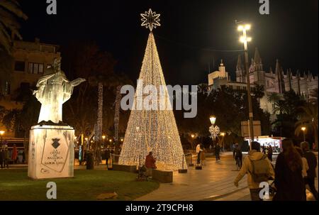 Atmosfera a Palma di Maiorca con le strade decorate con luci natalizie nel 2023. Foto Stock