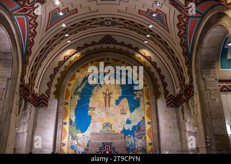 Il grande murale nella sala bancaria del Guardian Building di Detroit raffigura lo stato del Michigan e le sue industrie, dipinto dall'artista americano Ezra Augustus Winter. Storico grattacielo art deco, edificio Guardian costruito nel 1928 con una colorata lobby piastrellata e uno spazio per negozi. Detroit, Stati Uniti Foto Stock