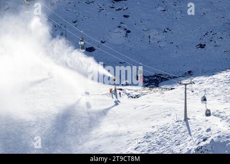 cannoni da neve, spargere la neve sulle piste vicino alle funivie della stazione sciistica della sierra nevada, Foto Stock