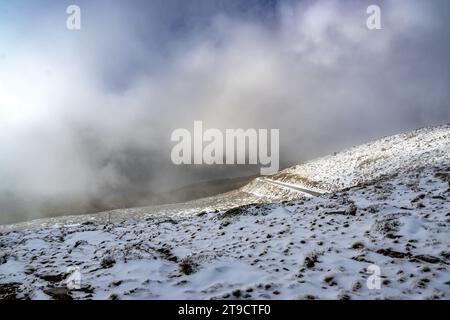 bufera di neve piena tra le montagne della sierra nevada, granada, andalusia, spagna, Foto Stock