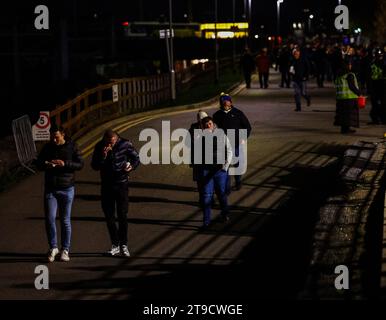 Rotherham, Regno Unito. 24 novembre 2023. I tifosi arrivano all'Aesseal New York Stadium durante la partita Rotherham United FC vs Leeds United FC Skybet EFL Championship all'Aesseal New York Stadium, Rotherham, Inghilterra, Regno Unito il 24 novembre 2023 credito: Every Second Media/Alamy Live News Foto Stock