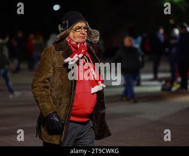 Rotherham, Regno Unito. 24 novembre 2023. Un tifoso di Rotherham arriva all'Aesseal New York Stadium durante la partita Rotherham United FC vs Leeds United FC Sky BET EFL Championship all'Aesseal New York Stadium, Rotherham, Inghilterra, Regno Unito il 24 novembre 2023 Credit: Every Second Media/Alamy Live News Foto Stock