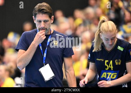 Ystad, Svezia. 24 novembre 2023. L'allenatore svedese Tomas Axnér (L) e sua figlia, la giocatrice Tyra Axnér, durante una partita di pallamano amichevole femminile tra Svezia e Germania alla Ystad Arena. Foto: Johan Nilsson/TT/code 50090 credito: TT News Agency/Alamy Live News Foto Stock