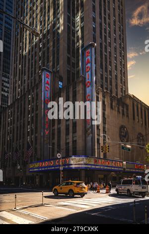 RADIO CITY MUSIC HALL, NEW YORK, USA, - 17 SETTEMBRE 2023. Un paesaggio urbano verticale dell'ingresso al radio City Music Hall con la famosa insegna al neon A. Foto Stock