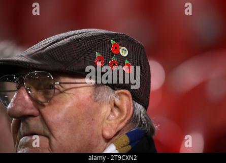 Tifoso del Leeds United prima della partita del campionato Sky Bet all'AESSEAL New York Stadium, Rotherham. Data immagine: Venerdì 24 novembre 2023. Foto Stock