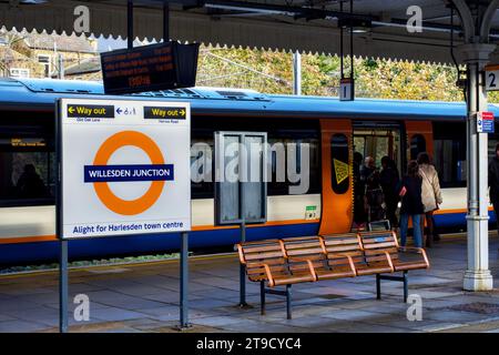 Willesden Junction Station, Harlesden, Borough of Brent, Londra, Inghilterra, REGNO UNITO Foto Stock