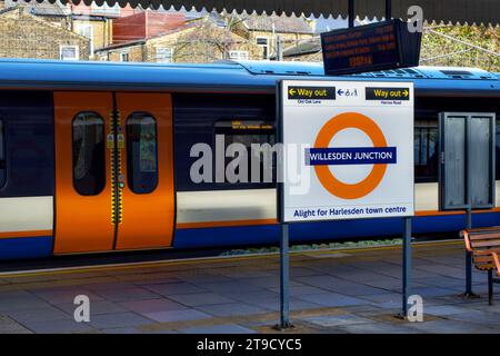 Willesden Junction Station, Harlesden, Borough of Brent, Londra, Inghilterra, REGNO UNITO Foto Stock