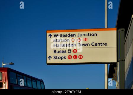 Willesden Junction Station, Harlesden, Borough of Brent, Londra, Inghilterra, REGNO UNITO Foto Stock