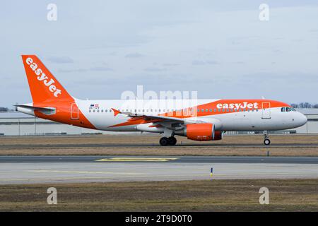 EasyJet Airbus A320 rullaggio per il decollo da Praga Foto Stock