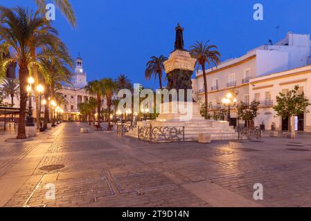 La piazza centrale di San Juan de Dios a Cadice all'alba. Spagna. Andalusia. Foto Stock