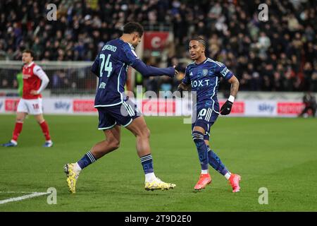 Rotherham, Regno Unito. 24 novembre 2023. Crysencio Summerville #10 del Leeds United celebra il suo obiettivo di raggiungere il 0-1 con Georginio Rutter #24 del Leeds United durante la partita del campionato Sky Bet Rotherham United vs Leeds United al New York Stadium, Rotherham, Regno Unito, 24 novembre 2023 (foto di Mark Cosgrove/News Images) credito: News Images Ltd/Alamy Live News Foto Stock
