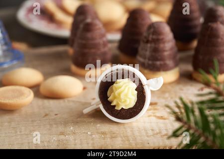Alveari volanti o nidi di vespa, biscotti di Natale cechi tradizionali senza cottura, con crema di eggnog Foto Stock