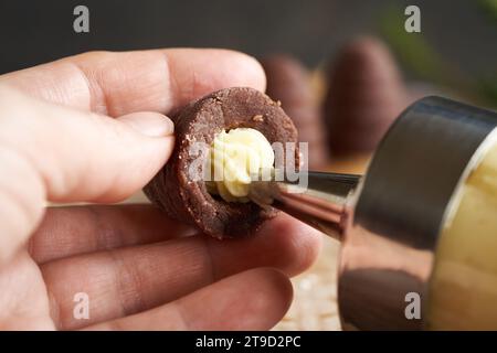 Alveari volanti o nidi di vespa, biscotti tradizionali di Natale cechi, con crema di eggnog, primo piano Foto Stock