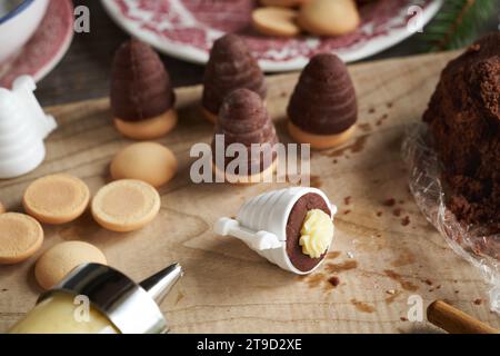 Alveari volanti o nidi di vespa, tipici biscotti di Natale cechi senza cottura, con crema di eggnog Foto Stock