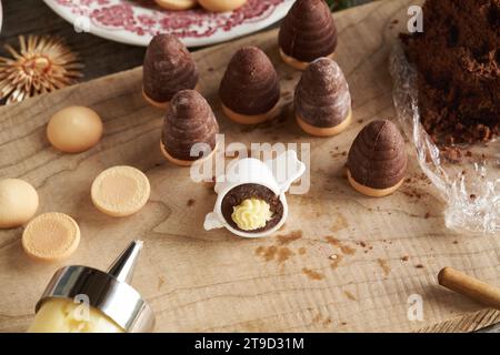 Nidi di di vespe ripieni, tradizionali biscotti di Natale cechi senza cottura, con crema di eggnog Foto Stock