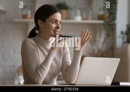 La giovane donna chiama con il vivavoce a casa Foto Stock