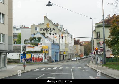 Un incrocio a semaforo rosso nel distretto 19, di fronte ad Agnes Apotheke, Vienna, Austria Foto Stock