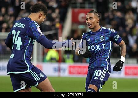 Rotherham, Regno Unito. 24 novembre 2023. Crysencio Summerville #10 del Leeds United celebra il suo obiettivo di raggiungere il 0-1 con Georginio Rutter #24 del Leeds United durante la partita del campionato Sky Bet Rotherham United vs Leeds United al New York Stadium, Rotherham, Regno Unito, 24 novembre 2023 (foto di Mark Cosgrove/News Images) credito: News Images Ltd/Alamy Live News Foto Stock