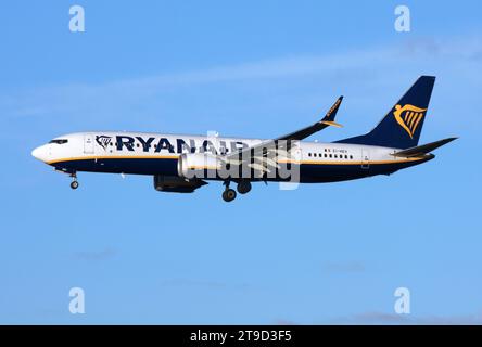 Un Boeing 737-8 MAX di Ryanair in arrivo all'aeroporto di Gatwick Foto Stock