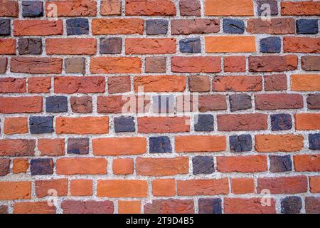 muro di mattoni rossi. struttura murale in mattoni. un vecchio muro in una parte storica della città. Foto Stock