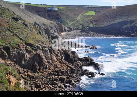 Gli escursionisti che camminano lungo il percorso della costa sud-occidentale camminando da Lands End verso Porthgwarra avvicinandosi alla baia di Nanjizal trovano la passeggiata lungo il sentiero attraverso il r Foto Stock