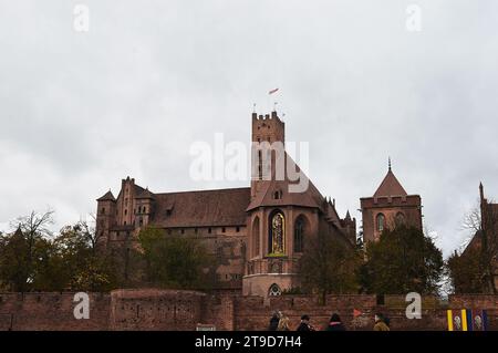 MALBORK, POLONIA - 6 NOVEMBRE 2023: Il castello più grande del mondo, il castello dell'ordine Teutonico originariamente costruito nel XIII secolo. Foto Stock