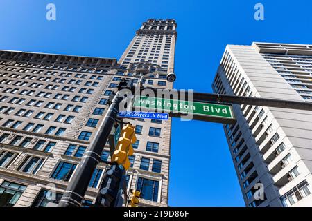 Nomi di due strade di fronte al Book Building: Washington Blvd o John Conyers Jr Blvd. Detroit, Stati Uniti Foto Stock