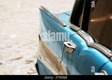 Primo piano di un lato posteriore di una vecchia auto blu brillante. Foto Stock