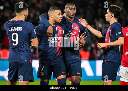 Parigi, Francia, Francia. 24 novembre 2023. Kylian MBAPPE del PSG celebra il suo gol con Goncalo RAMOS del PSG, Nordi MUKIELE del PSG e Vitor MACHADO FERREIRA (Vitinha) del PSG durante la partita di Ligue 1 tra Paris Saint-Germain (PSG) e AS Monaco al Parc des Princes Stadium il 24 novembre 2023 a Parigi, in Francia. (Immagine di credito: © Matthieu Mirville/ZUMA Press Wire) SOLO USO EDITORIALE! Non per USO commerciale! Foto Stock