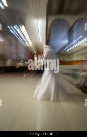 Ballerini che si inchinano, cerimonia dei dervisci vorticosi, stazione ferroviaria di Sirkeci, Istanbul, Turchia Foto Stock