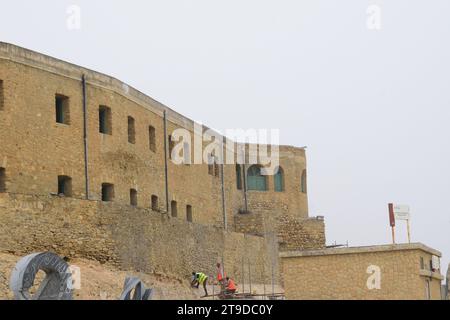 foto non curata di lavoratori che lavorano al rinnovo e alla ristrutturazione di edifici storici antichi mura del castello Foto Stock