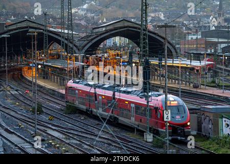 Der Hauptbahnhof von Hagen, Bahnhofshallen, Gleise, Bahnsteige, Regionalexpress Zug, NRW, Deutschland, Hauptbahnhof Hagen *** stazione centrale di Hagen, sale delle stazioni, binari, piattaforme, treno espresso regionale, NRW, Germania, stazione principale di Hagen credito: Imago/Alamy Live News Foto Stock