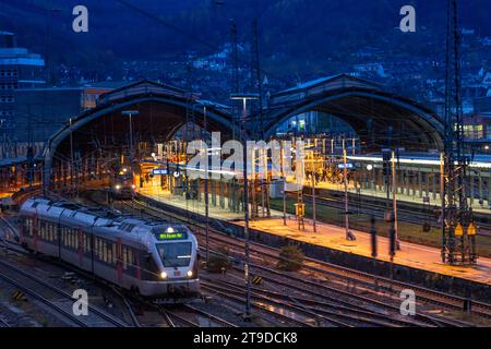 Der Hauptbahnhof von Hagen, Bahnhofshallen, Gleise, Bahnsteige, Regionalexpress Zug, NRW, Deutschland, Hauptbahnhof Hagen *** stazione centrale di Hagen, sale delle stazioni, binari, piattaforme, treno espresso regionale, NRW, Germania, stazione principale di Hagen credito: Imago/Alamy Live News Foto Stock